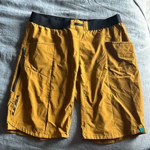 Yeti women’s Palisade mountain bike shorts. Size Medium. Color is spice